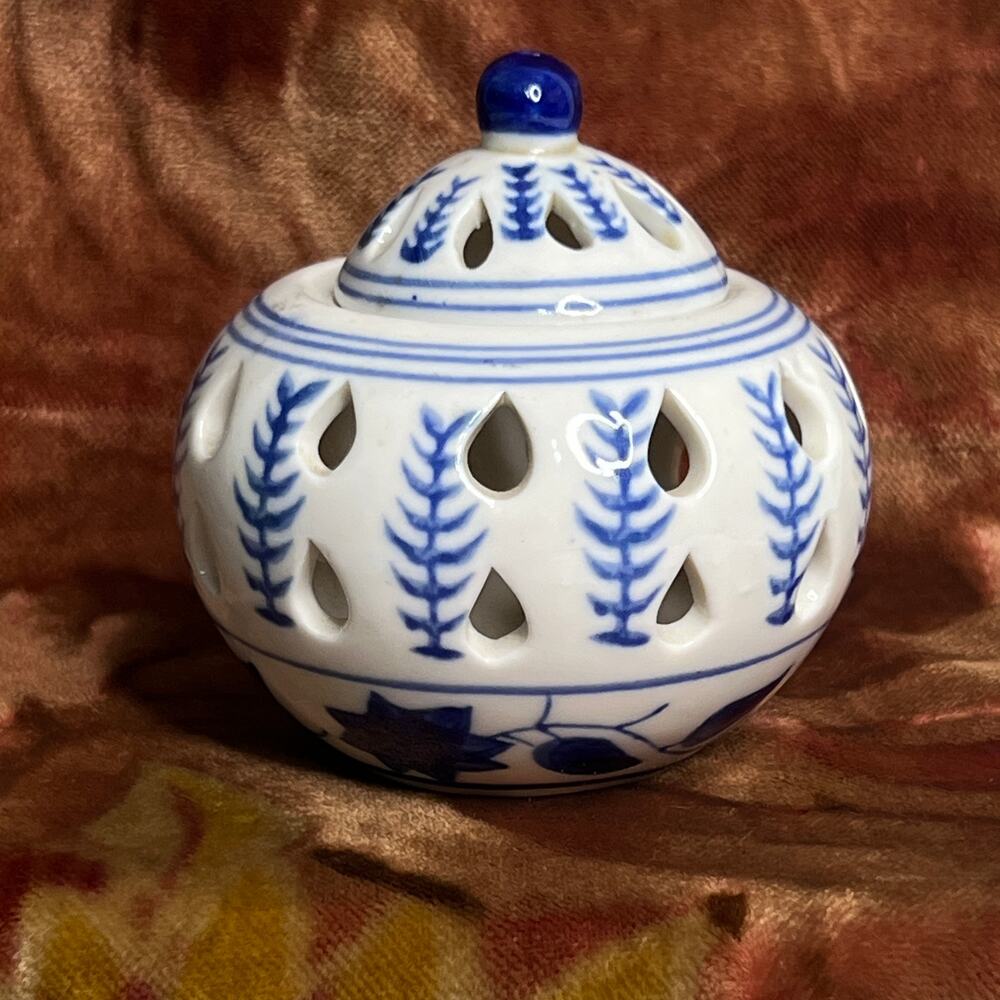 Silvestri Potpourri Incense Porcelain Burner Chinoiserie Cricket Box Style